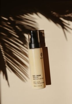 10 SPF mýtov ktoré škodia viac ako slnko — vyvrátené kozmetickou chemičkou