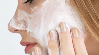 Čistenie pleti ako základ starostlivosti: kroky, postupy a prípravky na správne čistenie pleti