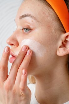 Dvojkrokové čistenie pleti: prečo je to najdôležitejší krok tvojej rutiny